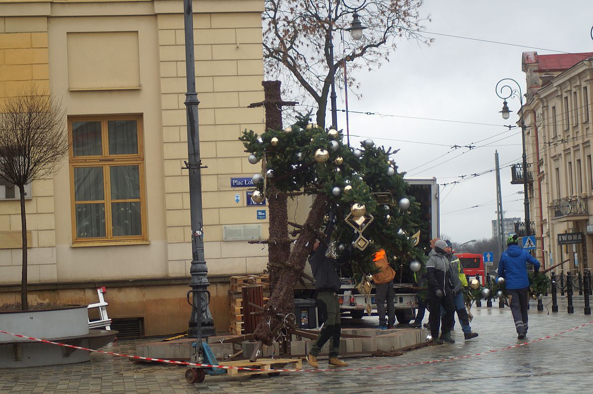 Koniec ze świątecznym klimatem w Lublinie. Rozebrano choinkę, znikają też iluminacje (zdjęcia)