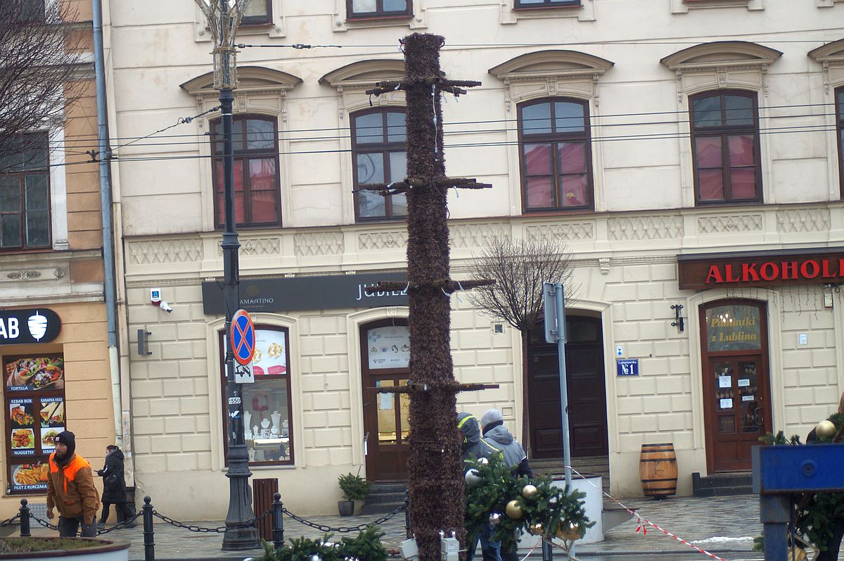 Koniec ze świątecznym klimatem w Lublinie. Rozebrano choinkę, znikają też iluminacje (zdjęcia)