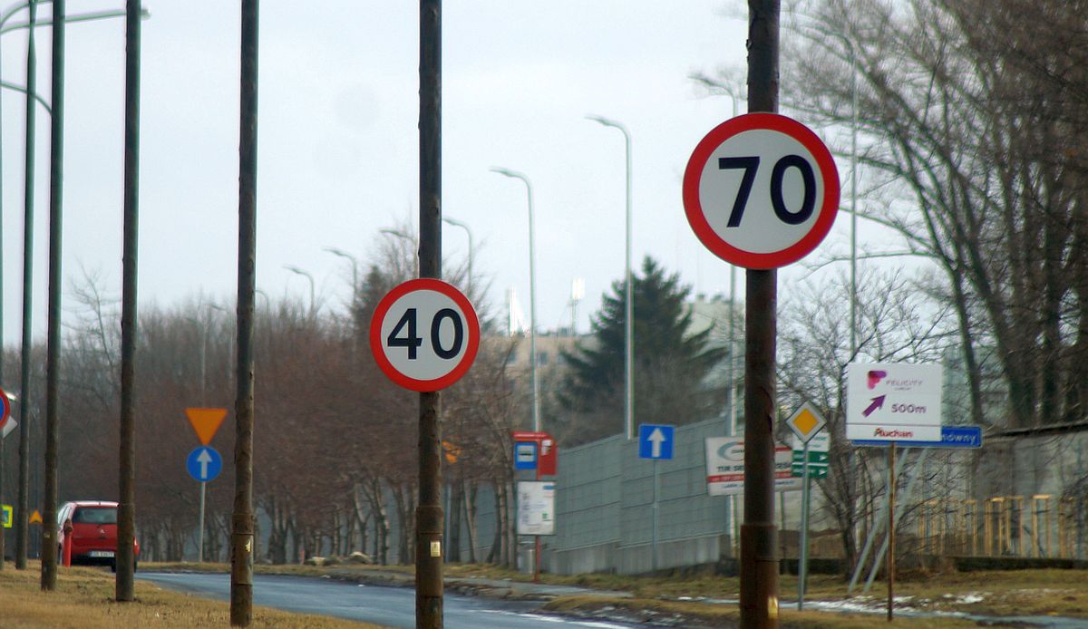 Na al. Witosa wprowadzono ograniczenie prędkości do 40 km/h. Kierowcy przecierają oczy ze zdumienia (zdjęcia)