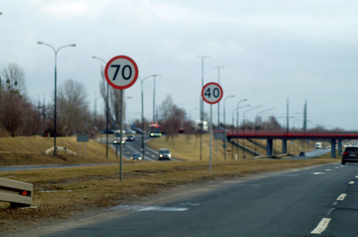 Na al. Witosa wprowadzono ograniczenie prędkości do 40 km/h. Kierowcy przecierają oczy ze zdumienia (zdjęcia)