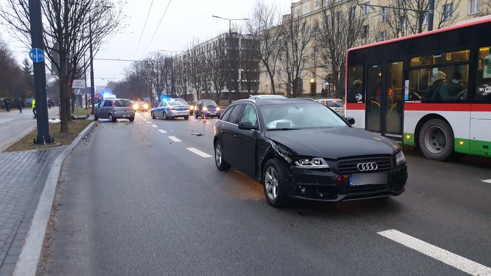 Wyjeżdżała ze szpitala, po chwili z powrotem do niego trafiła. Zderzyła się z audi (zdjęcia)