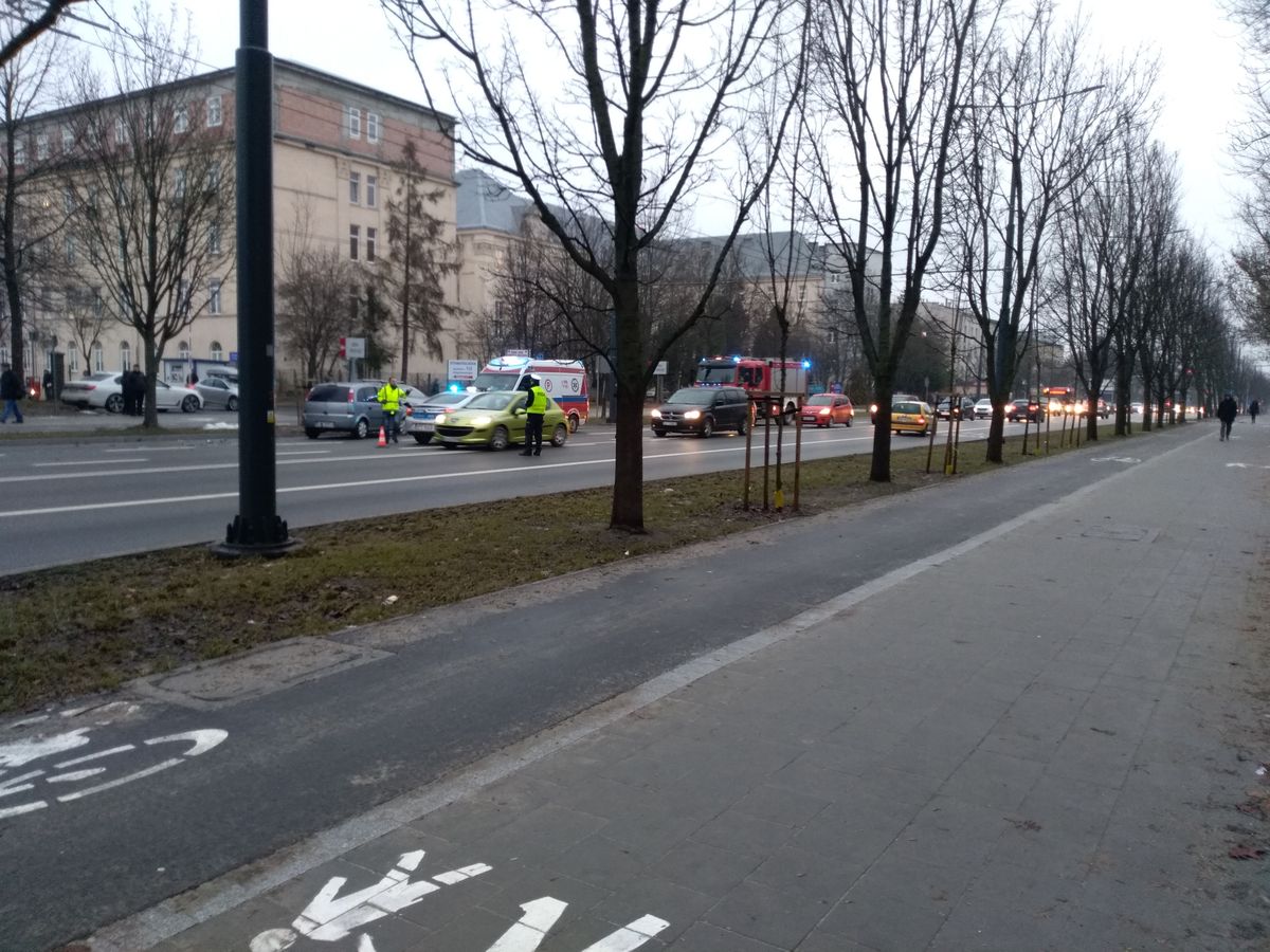 Wyjeżdżała ze szpitala, po chwili z powrotem do niego trafiła. Zderzyła się z audi (zdjęcia)