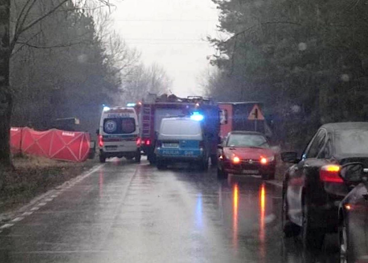 Alfa Romeo czołowo zderzyła się z ciężarówką. Życia kobiety nie udało się uratować (zdjęcia)