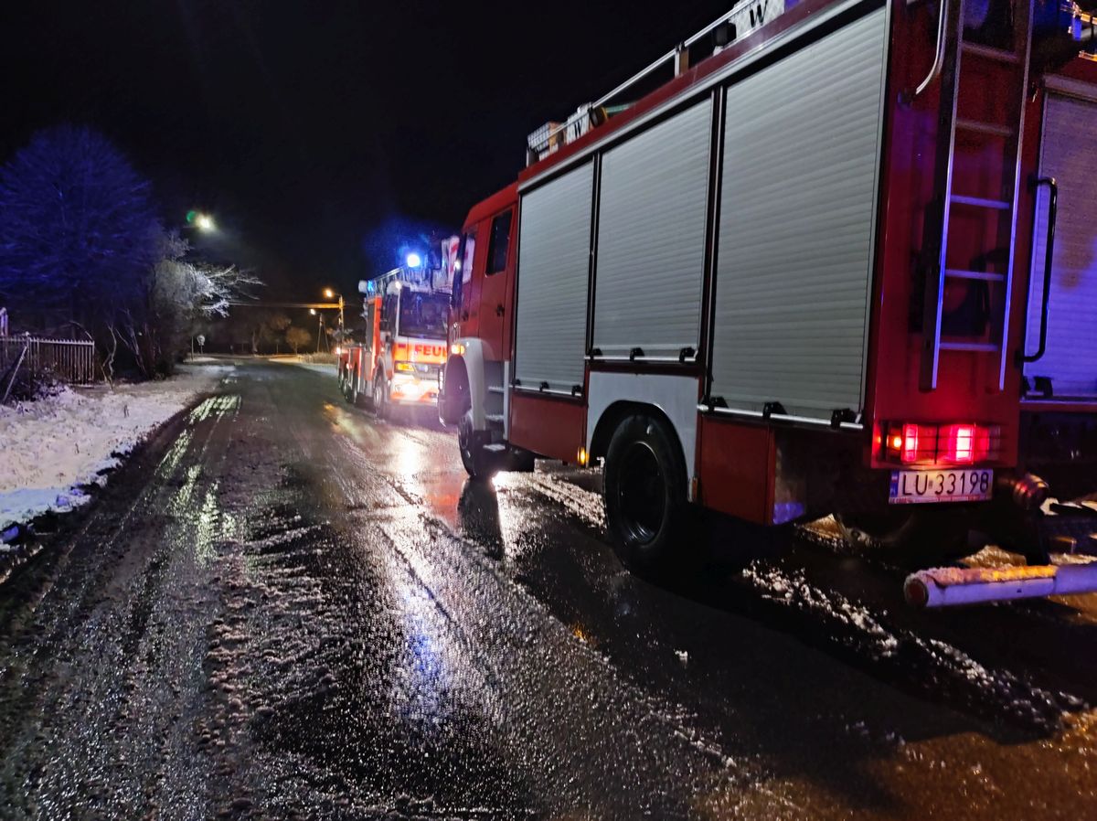 Nocny pożar domu koło Lublina. Ogień pojawił się w kotłowni (zdjęcia)