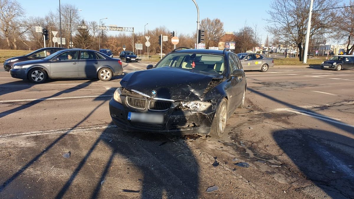 BMW zderzyło się z citroenem na rondzie. Kierowcy obu aut zapewniają, że mieli zielone (zdjęcia)