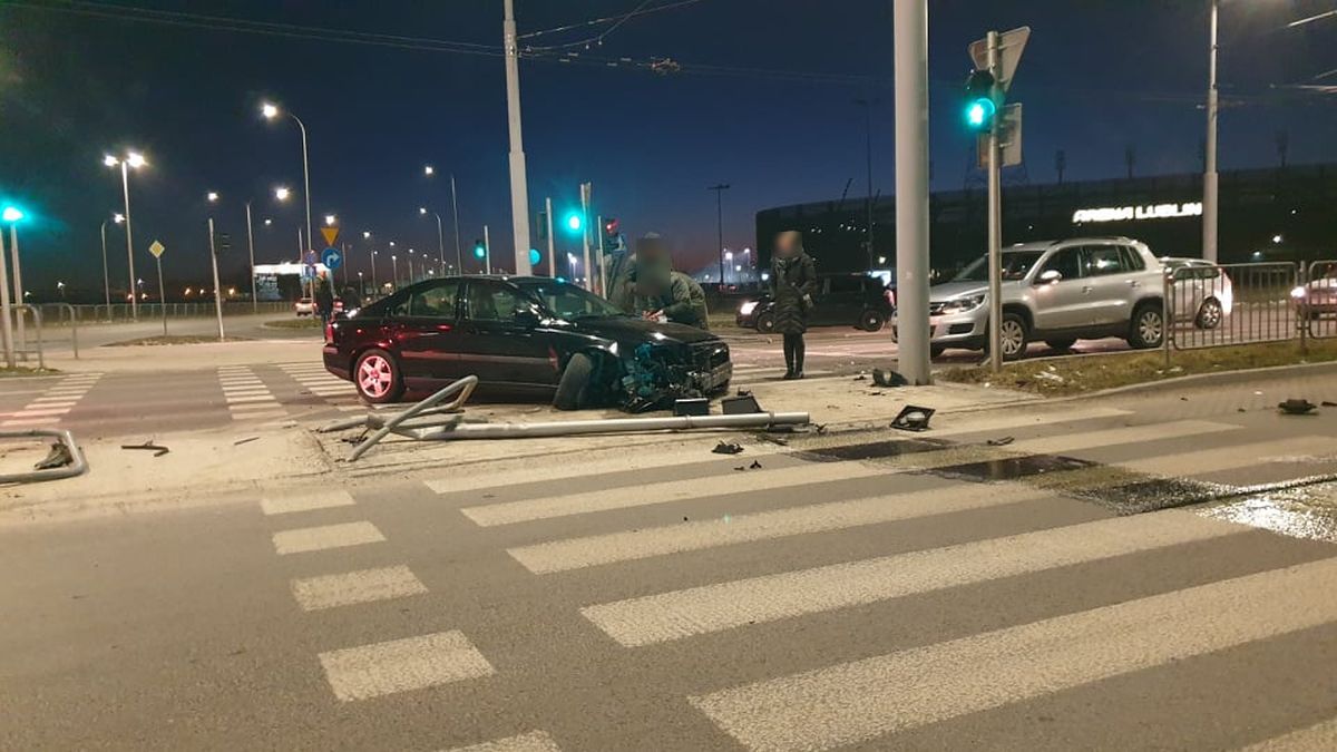 Stracił panowanie nad pojazdem. Volvo uderzyło w sygnalizator (zdjęcia)