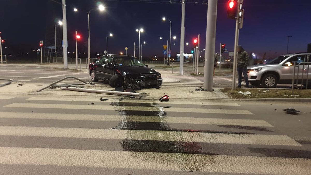 Stracił panowanie nad pojazdem. Volvo uderzyło w sygnalizator (zdjęcia)