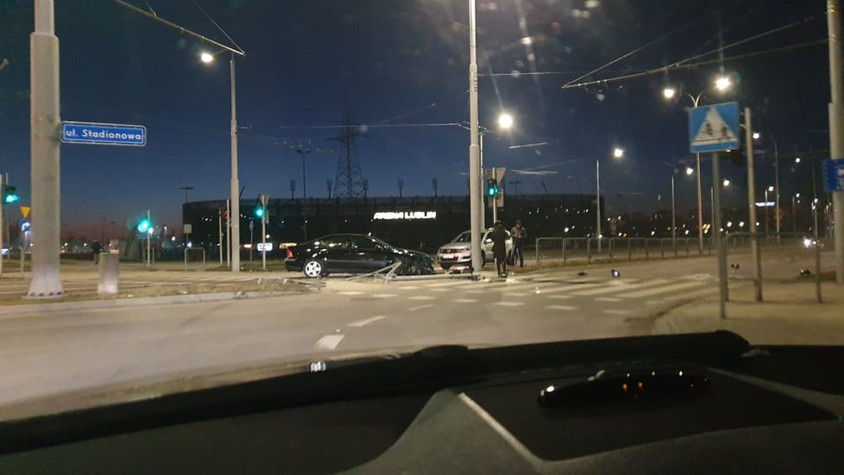 Stracił panowanie nad pojazdem. Volvo uderzyło w sygnalizator (zdjęcia)