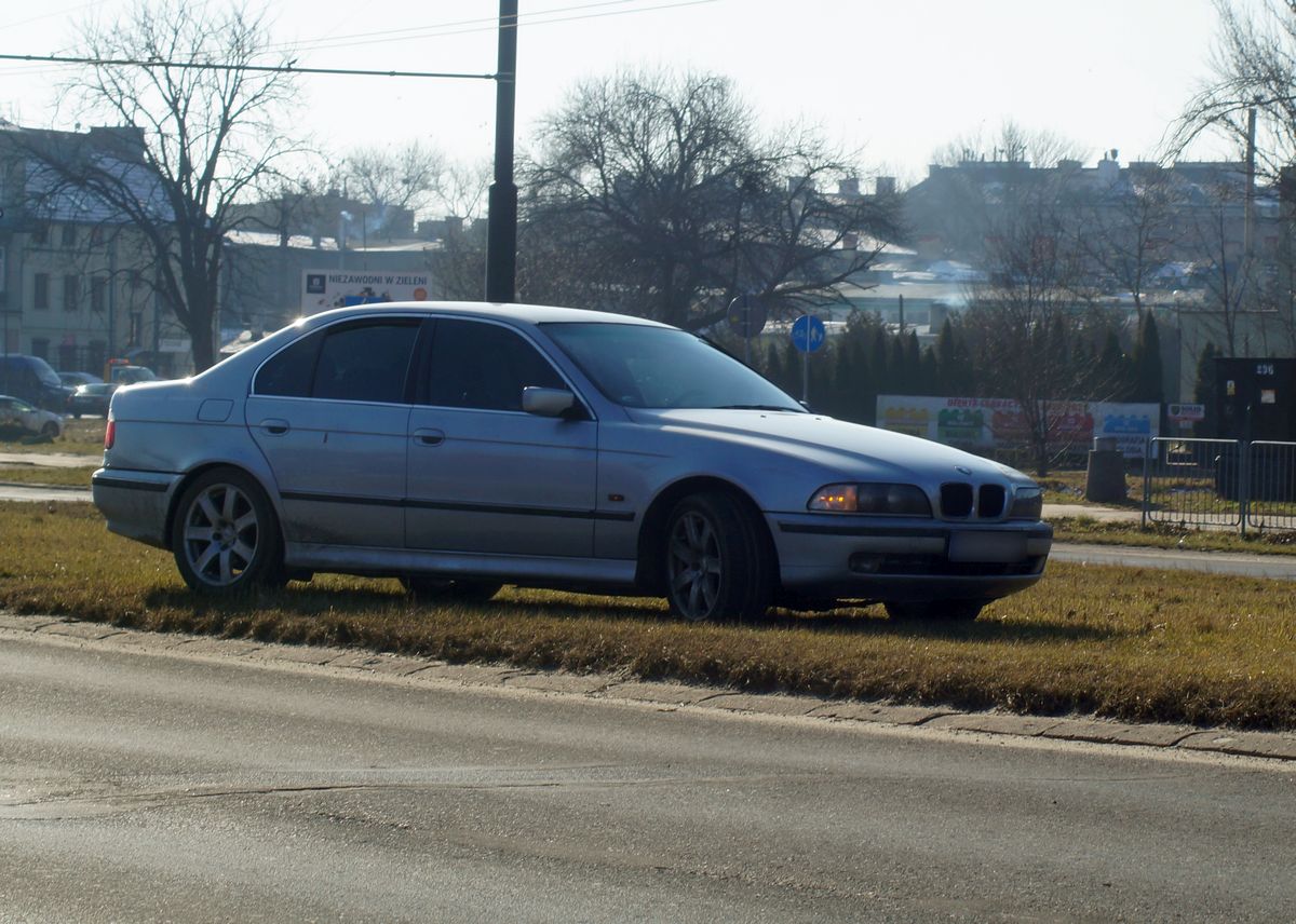 Kierowca BMW wjechał w przechodzącego przez jezdnię mężczyznę. Pieszy trafił do szpitala (zdjęcia)