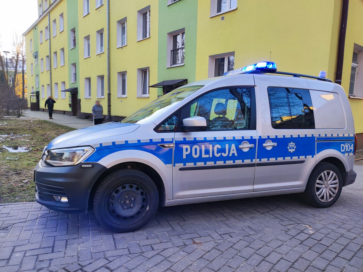 Zasnął przygotowując obiad. Przestraszeni sąsiedzi zaalarmowali policję i strażaków (zdjęcia)