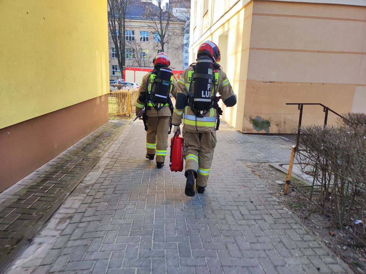 Zasnął przygotowując obiad. Przestraszeni sąsiedzi zaalarmowali policję i strażaków (zdjęcia)