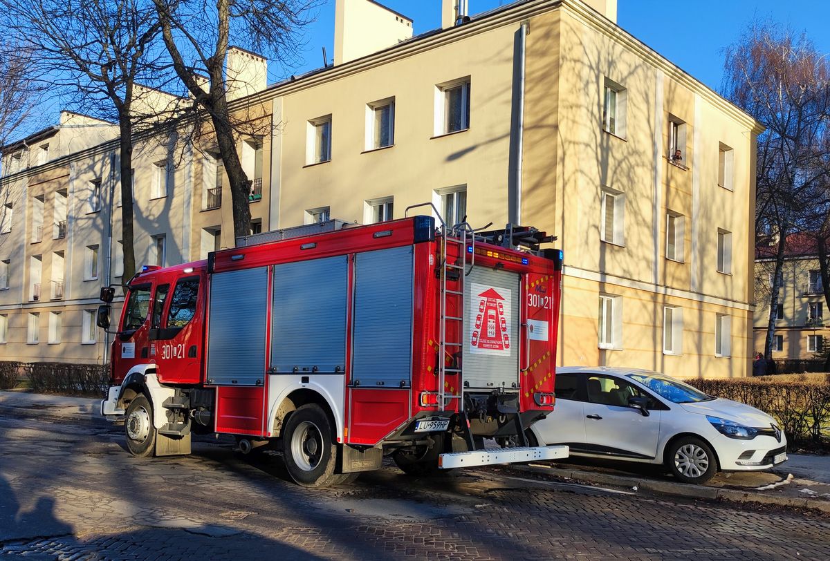 Zasnął przygotowując obiad. Przestraszeni sąsiedzi zaalarmowali policję i strażaków (zdjęcia)