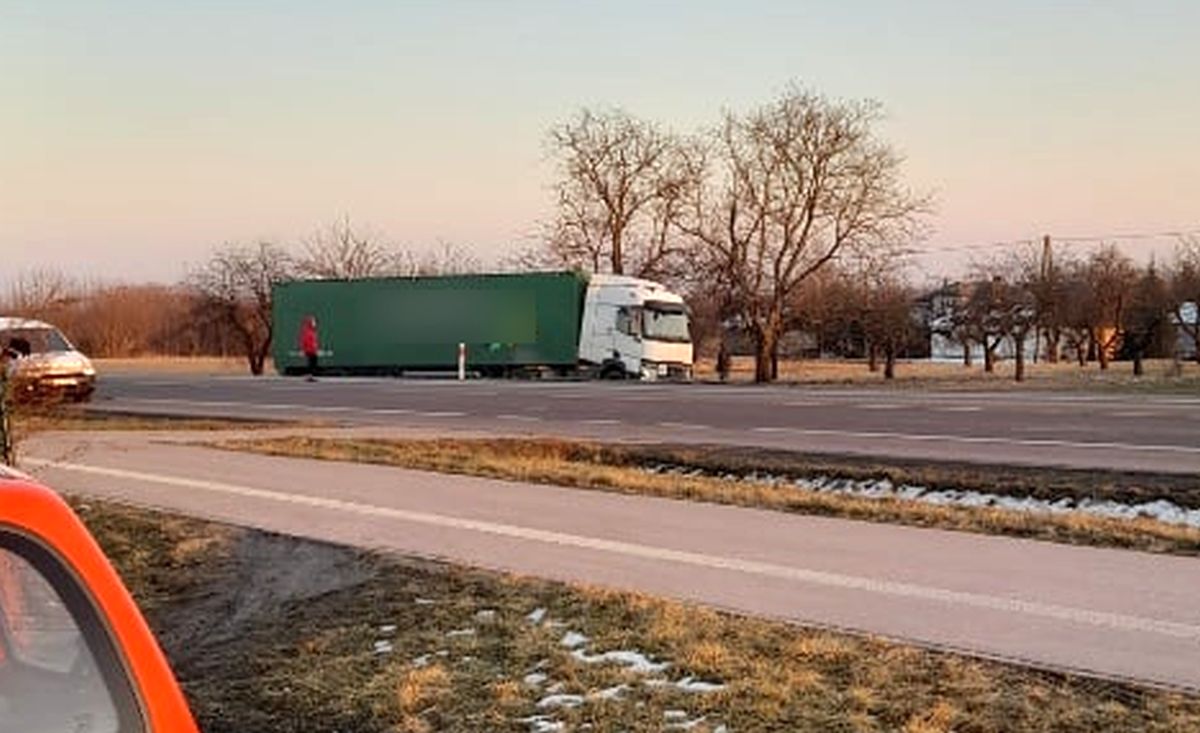 Ciężarówka wypadła z drogi. Wcześniej zjechała na przeciwległy pas jezdni (zdjęcia)