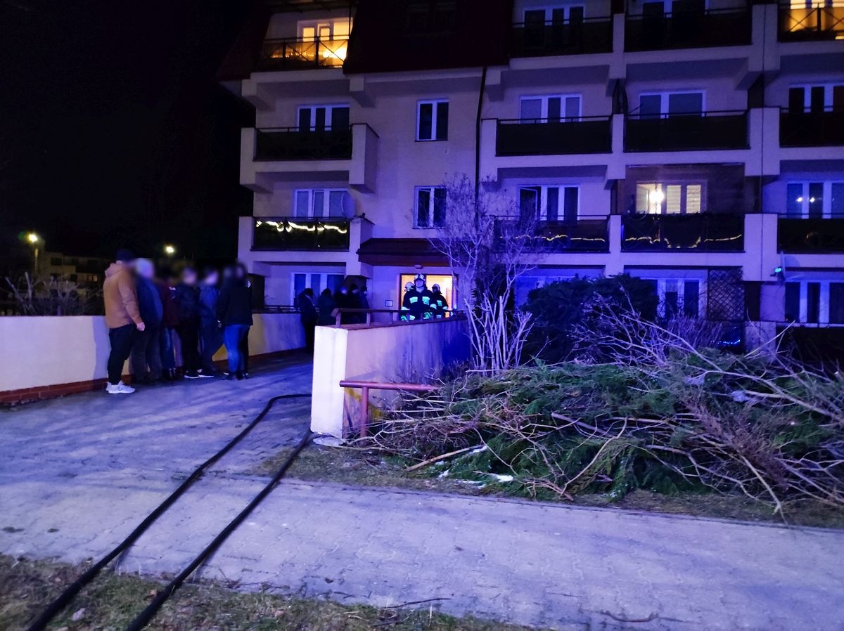 O północy zaczęło się palić mieszkanie w bloku, w środku była starsza kobieta. Sąsiedzi ruszyli z gaśnicami (zdjęcia)