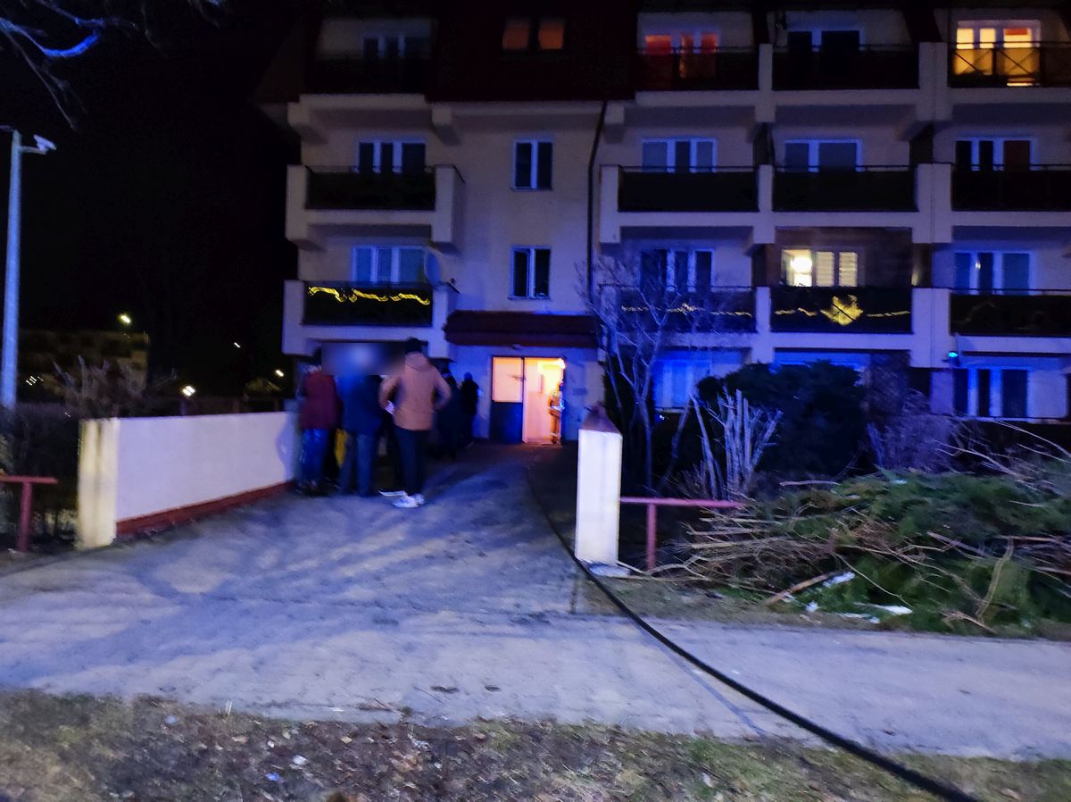 O północy zaczęło się palić mieszkanie w bloku, w środku była starsza kobieta. Sąsiedzi ruszyli z gaśnicami (zdjęcia)