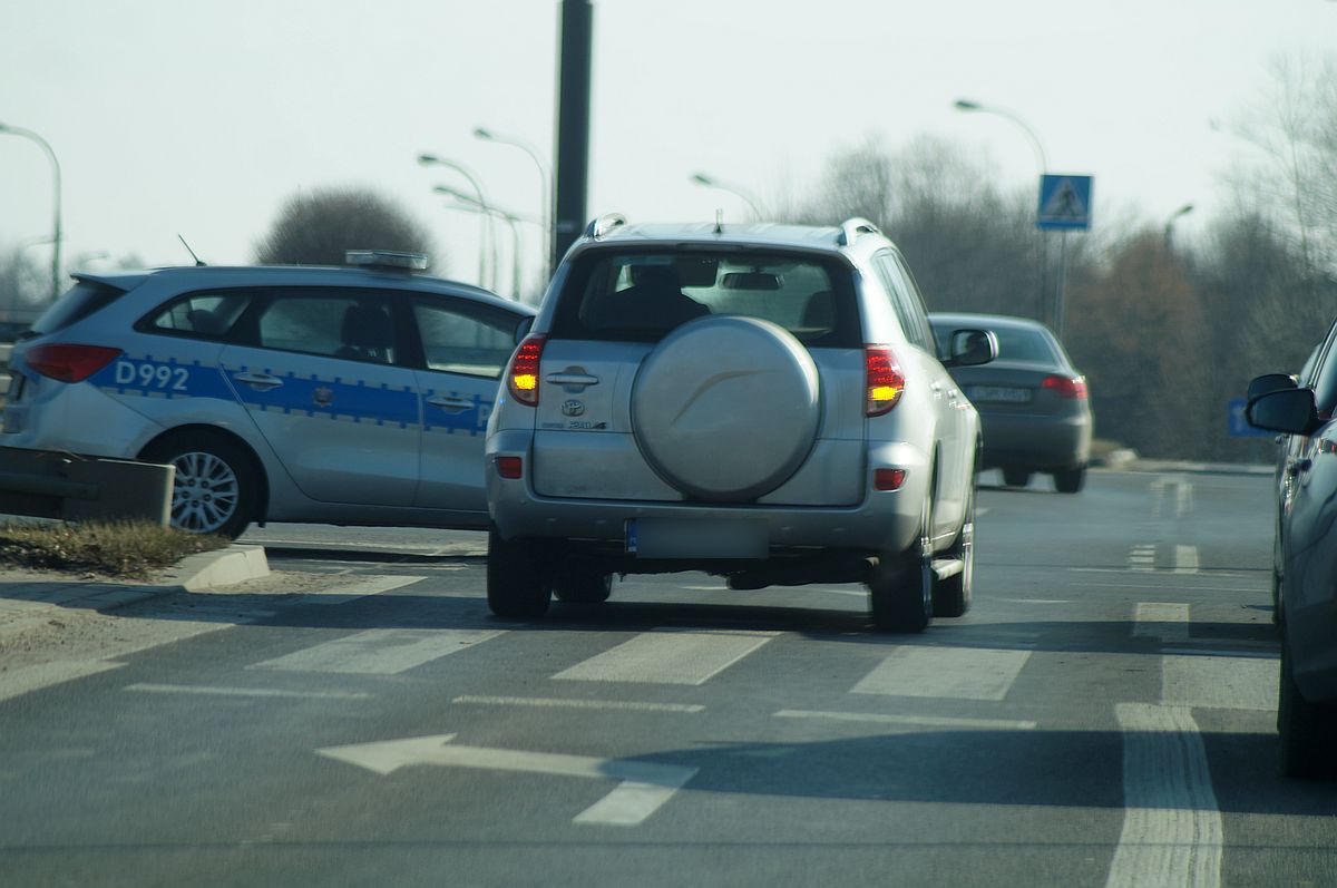 Wjechał na rondo nie sprawdzając, czy nic nie nadjeżdża. Zderzył się z radiowozem (zdjęcia)