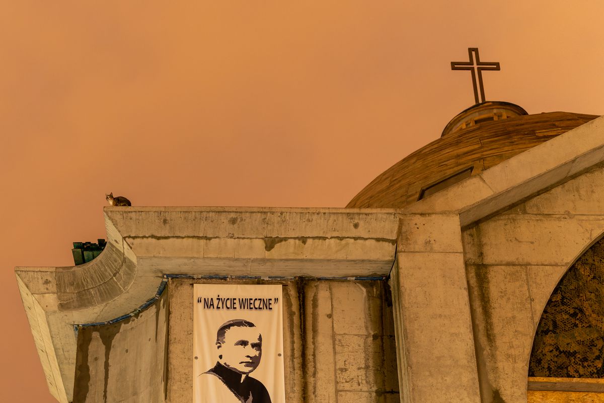 Zaniepokoił ją kot siedzący na dachu kościoła. Zwierzę ściągnęli strażacy (zdjęcia)