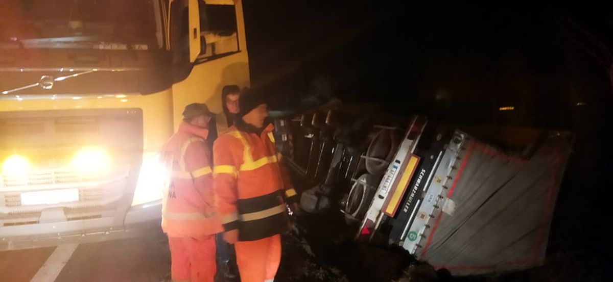 Wypadek na obwodnicy Lubartowa. Przewróciła się ciężarówka, droga jest zablokowana
