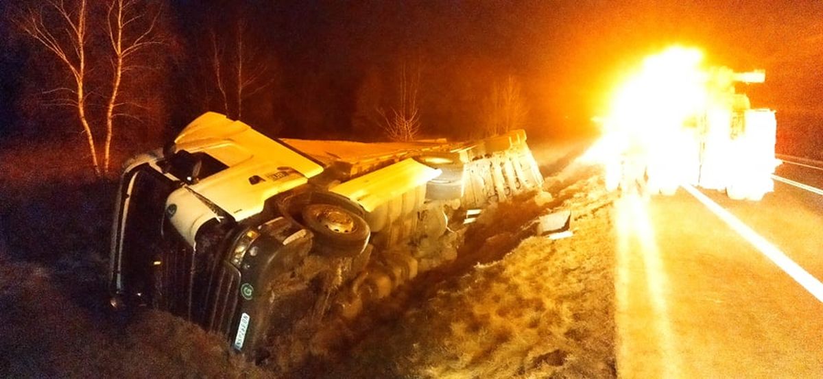 Wypadek na obwodnicy Lubartowa. Przewróciła się ciężarówka, droga jest zablokowana