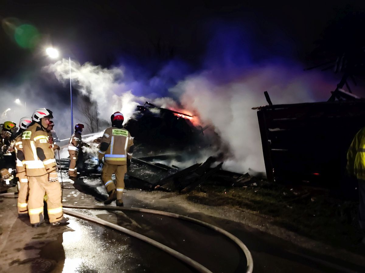 Nocny pożar w Lublinie. Stodoła z sianem spłonęła doszczętnie (zdjęcia)