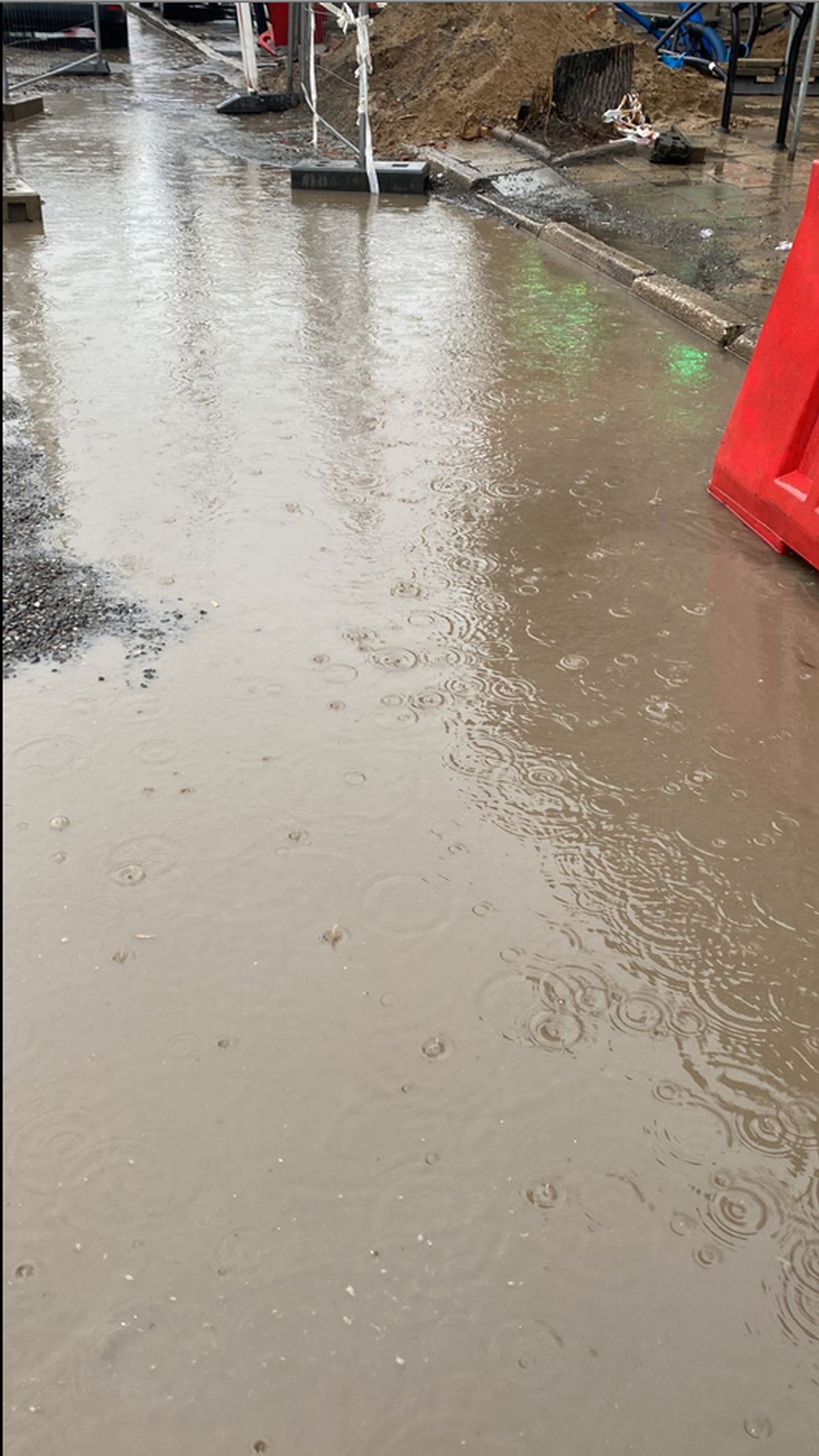 Ciąg pieszy został zalany, przechodnie musieli korzystać z ulicy. Problem został szybko rozwiązany (zdjęcia)