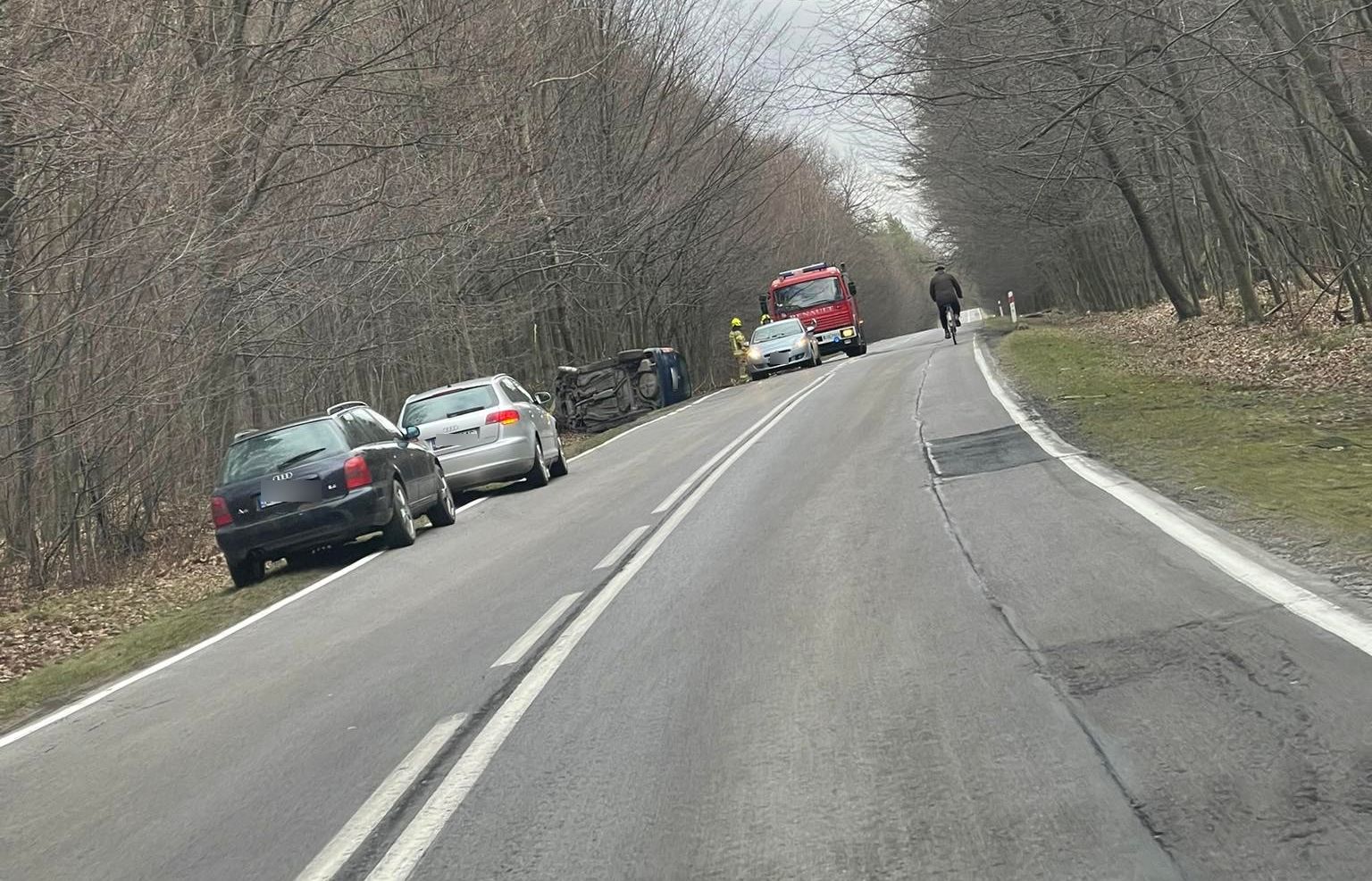 Kierowca źle się poczuł. Opel wpadł do rowu i przewrócił się na bok (zdjęcia)
