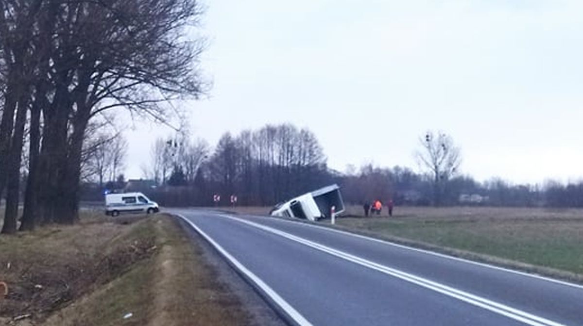 Na łuku jezdni ciężarówka wypadła z drogi. Pojazd leży w rowie, ładunek na polu (zdjęcia)