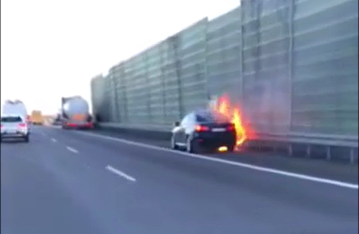 Płonie samochód na ekspresówce. Są utrudnienia w ruchu (zdjęcia, wideo)