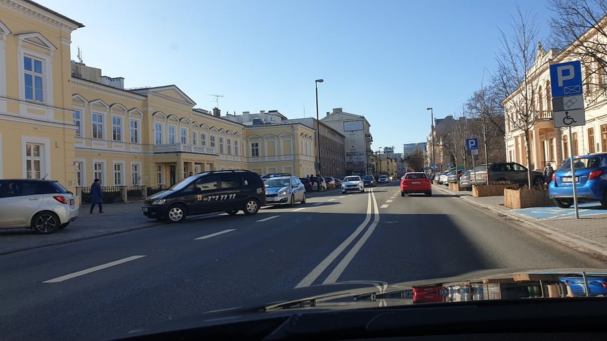 Chwiejnym krokiem podszedł do auta, po chwili ruszył. Kiedy zareagował świadek, mężczyzna uciekł pieszo (zdjęcia)