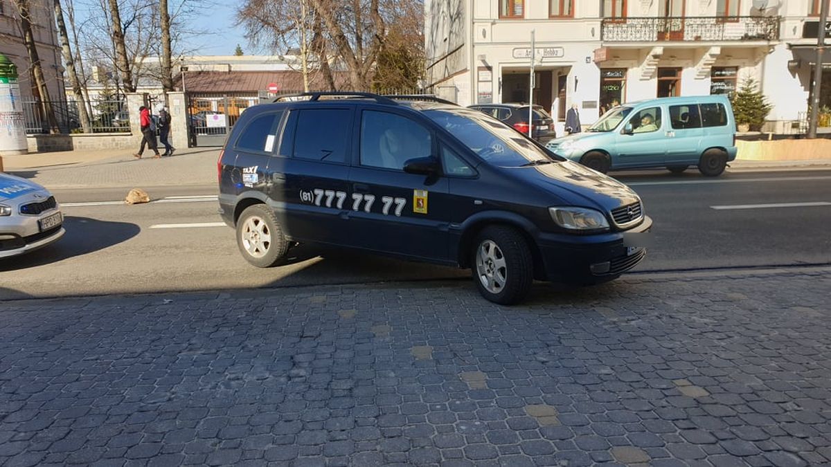 Chwiejnym krokiem podszedł do auta, po chwili ruszył. Kiedy zareagował świadek, mężczyzna uciekł pieszo (zdjęcia)