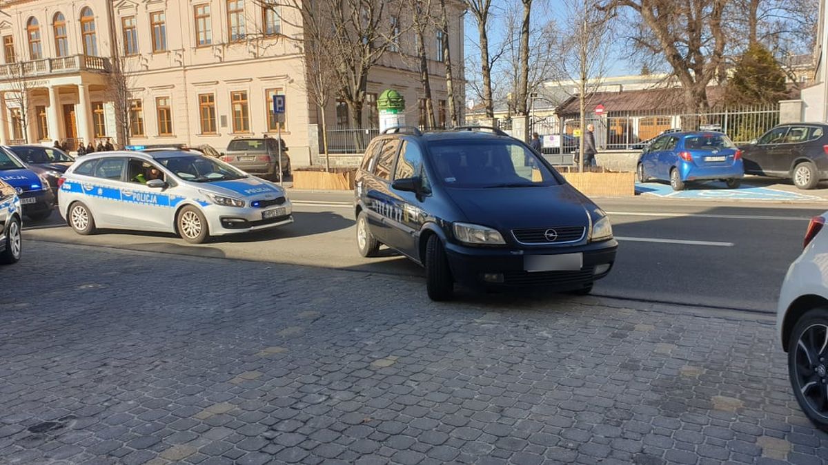 Chwiejnym krokiem podszedł do auta, po chwili ruszył. Kiedy zareagował świadek, mężczyzna uciekł pieszo (zdjęcia)