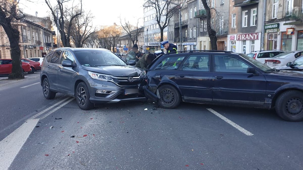 Nie zauważyła skręcającego auta. Wjechała w stojące na środku jezdni audi (zdjęcia)