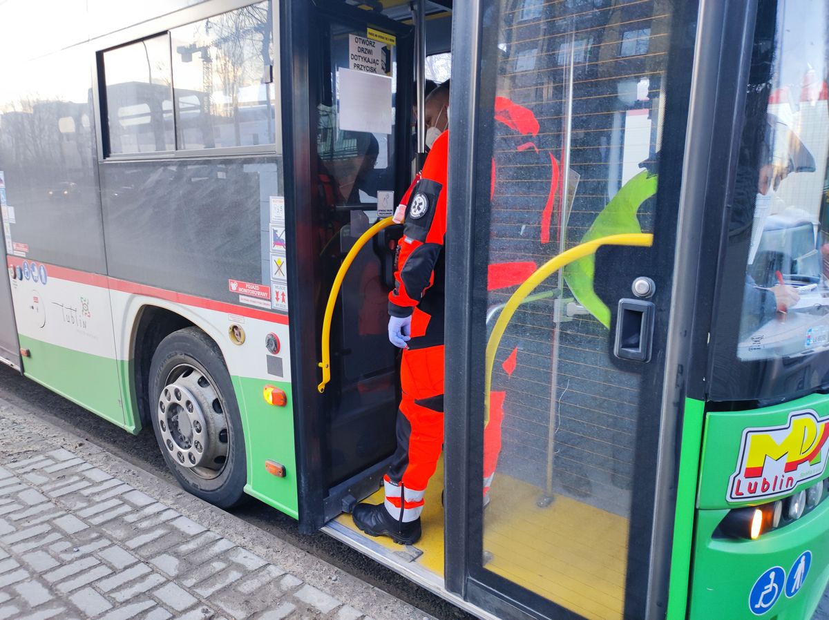 Nie zauważyła 12-metrowego autobusu. Dwie pasażerki zostały poszkodowane (zdjęcia)