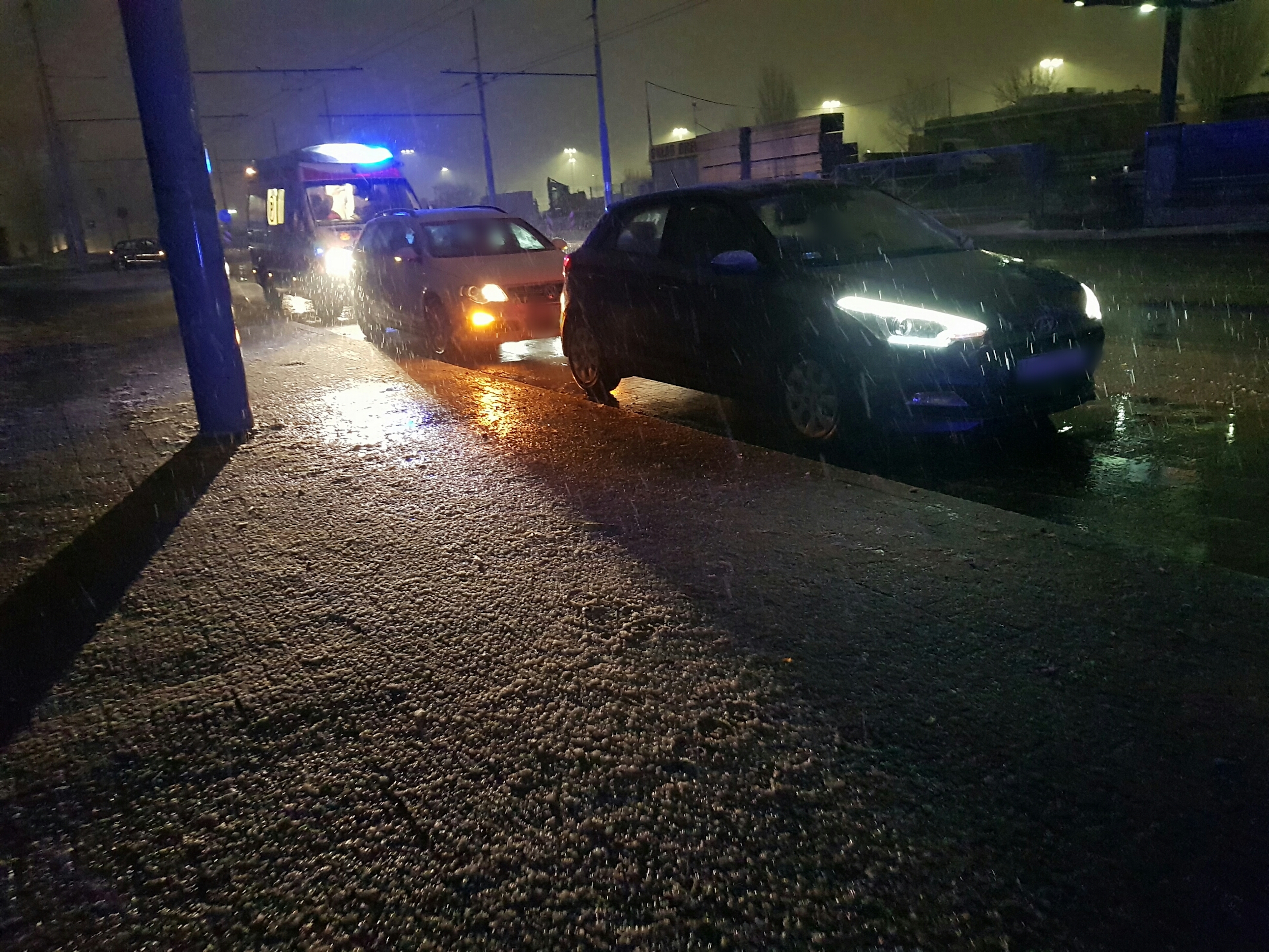 Volkswagen wjechał w hyundaia. Jedna osoba została poszkodowana (zdjęcia)