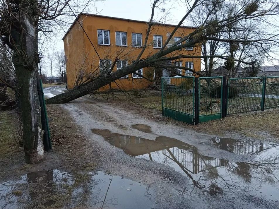 Parczewscy strażacy usuwali skutki załamania pogody (zdjęcia)