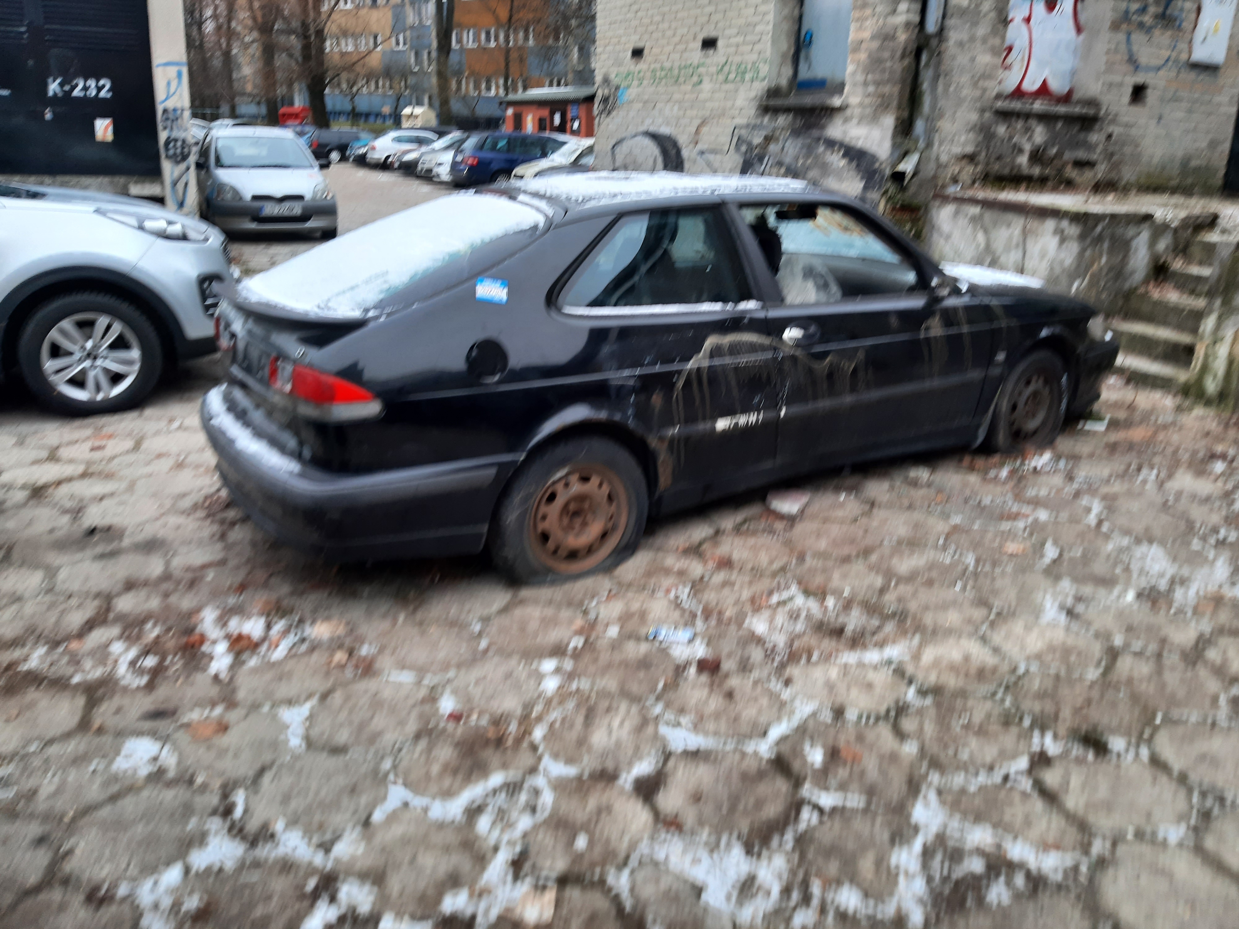 Straż Miejska robi wszystko, żeby je usunąć. Wraki jednak nadal straszą na ulicach miasta (zdjęcia)