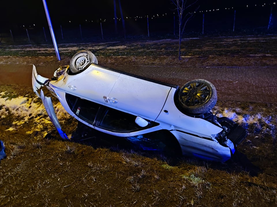 Jechał po pijanemu, zakończył jazdę w przydrożnym rowie. Wypadek na trasie Lublin – Bełżyce (zdjęcia)