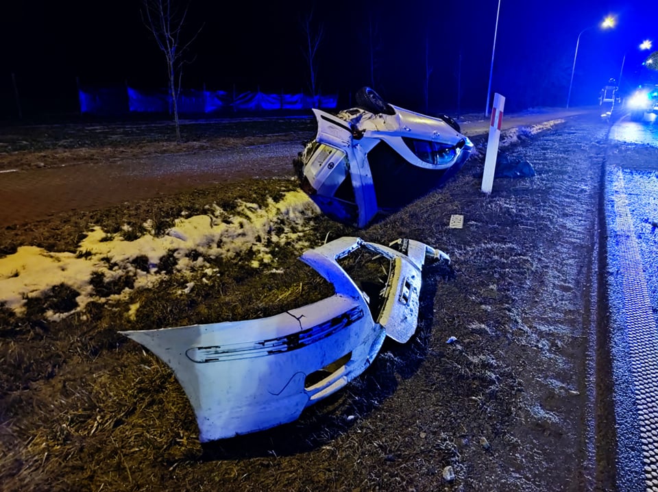 Jechał po pijanemu, zakończył jazdę w przydrożnym rowie. Wypadek na trasie Lublin – Bełżyce (zdjęcia)