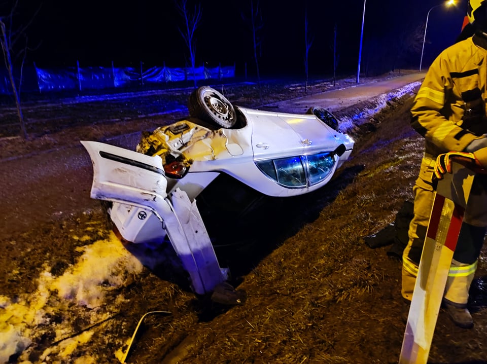 Jechał po pijanemu, zakończył jazdę w przydrożnym rowie. Wypadek na trasie Lublin – Bełżyce (zdjęcia)