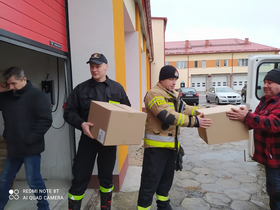 Strażacy w całym regionie pomagają w dystrybucji maseczek (zdjęcia)
