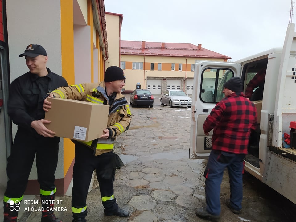 Strażacy w całym regionie pomagają w dystrybucji maseczek (zdjęcia)