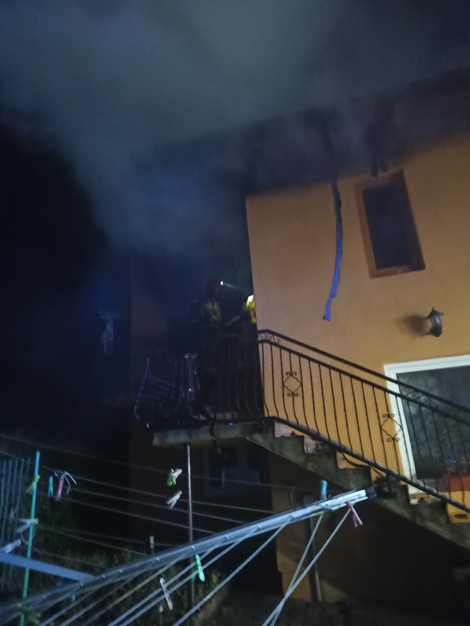 Kilka zastępów straży pożarnej walczyło z ogniem. Częściowo spłonął budynek mieszkalny (zdjęcia)
