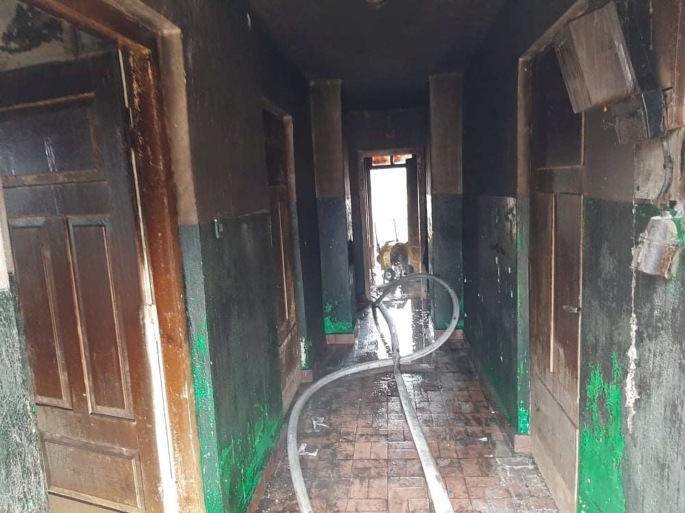 Strażacy i ratownicy medyczni nie mogli dojechać do płonącego domu. Życia 61-latka nie udało się uratować (zdjęcia)