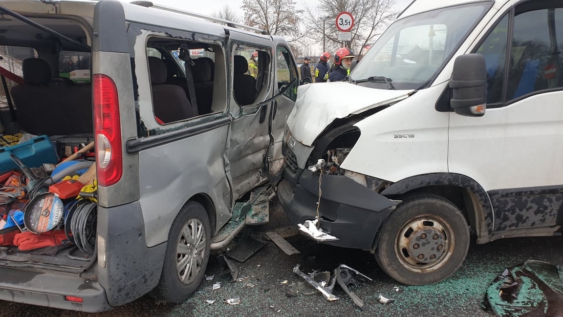 Wjechał busem przed pojazd dostawczy. Doszło do groźnie wyglądającej kolizji (zdjęcia)