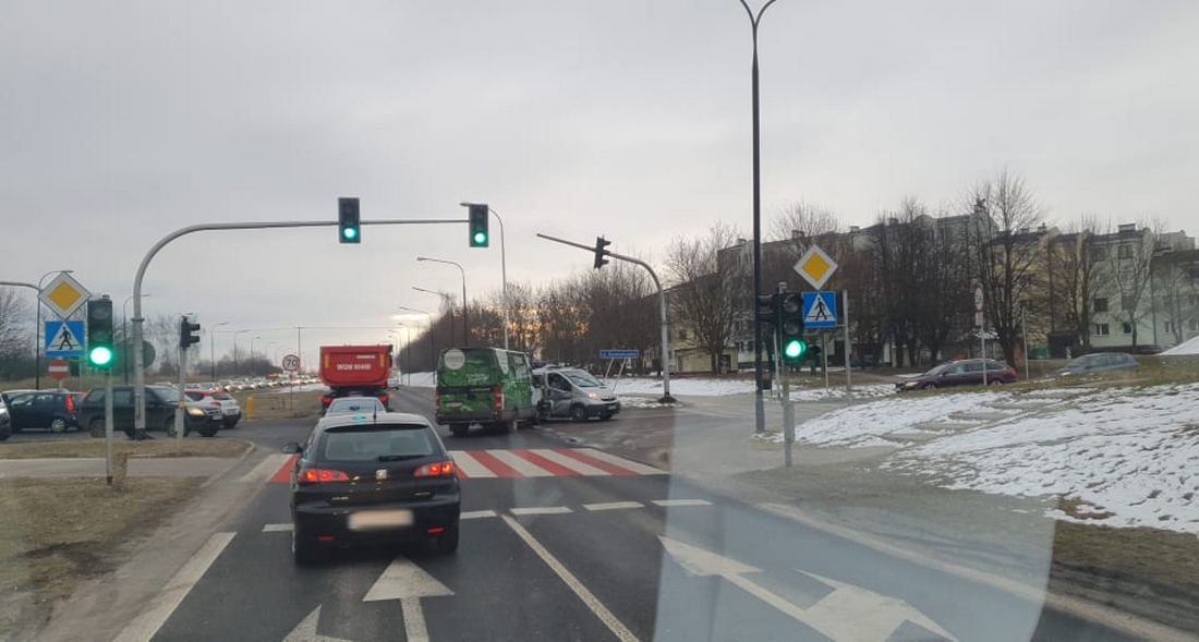 Wjechał busem przed pojazd dostawczy. Doszło do groźnie wyglądającej kolizji (zdjęcia)