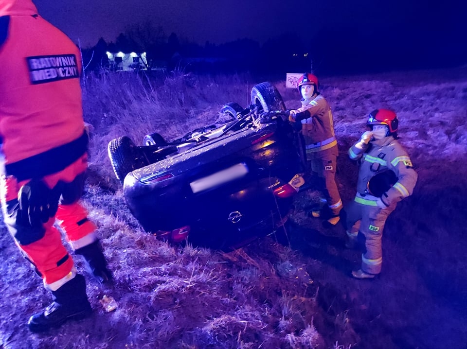 Zaczął wyprzedzać jadące przed nim auta, po chwili opel dachował. Nieprzytomny kierowca trafił do szpitala (zdjęcia)