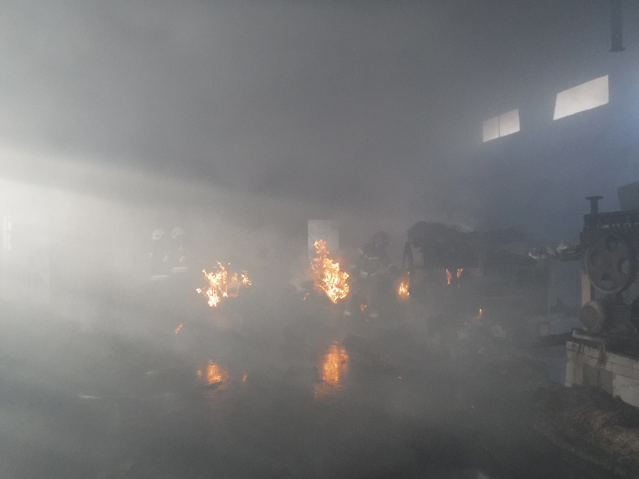 Strażacy walczyli z ogniem w hali, gdzie składowano i przerabiano włókno lniane (zdjęcia)