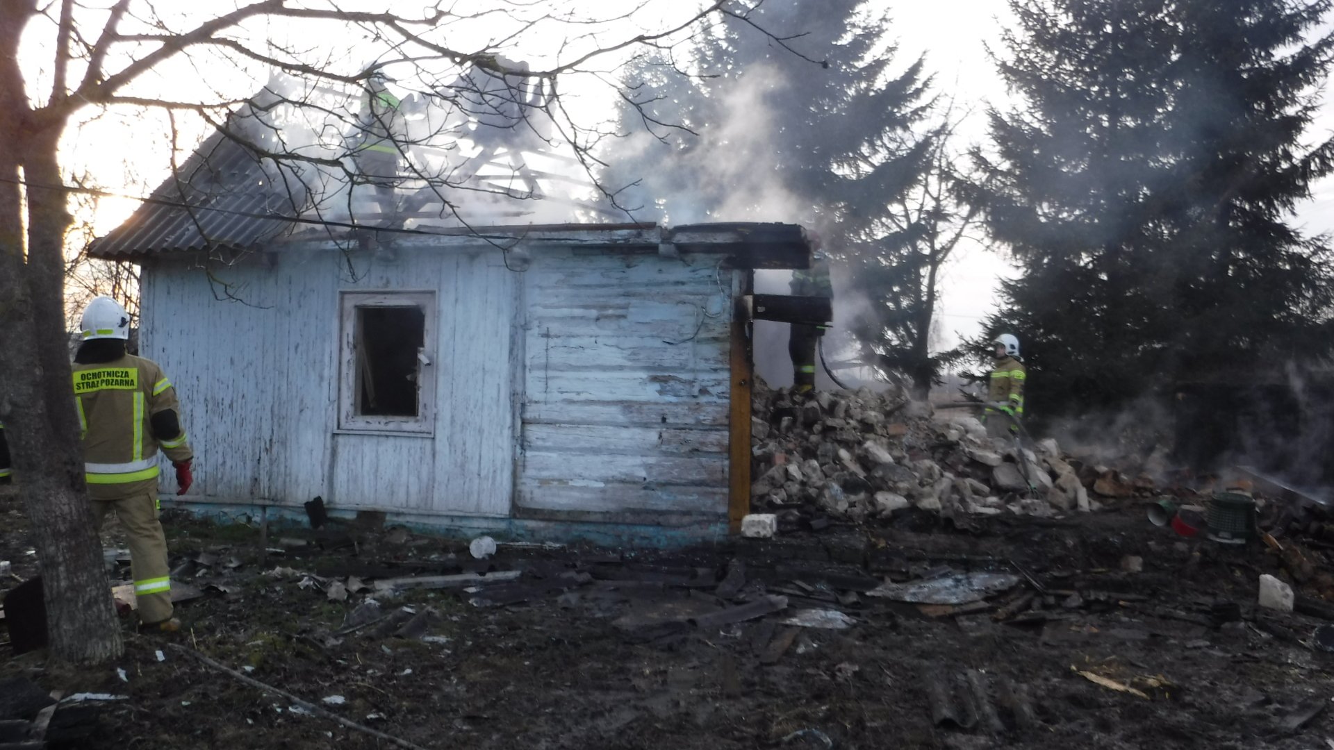 Po pożarze niewiele zostało z budynku mieszkalnego (zdjęcia)