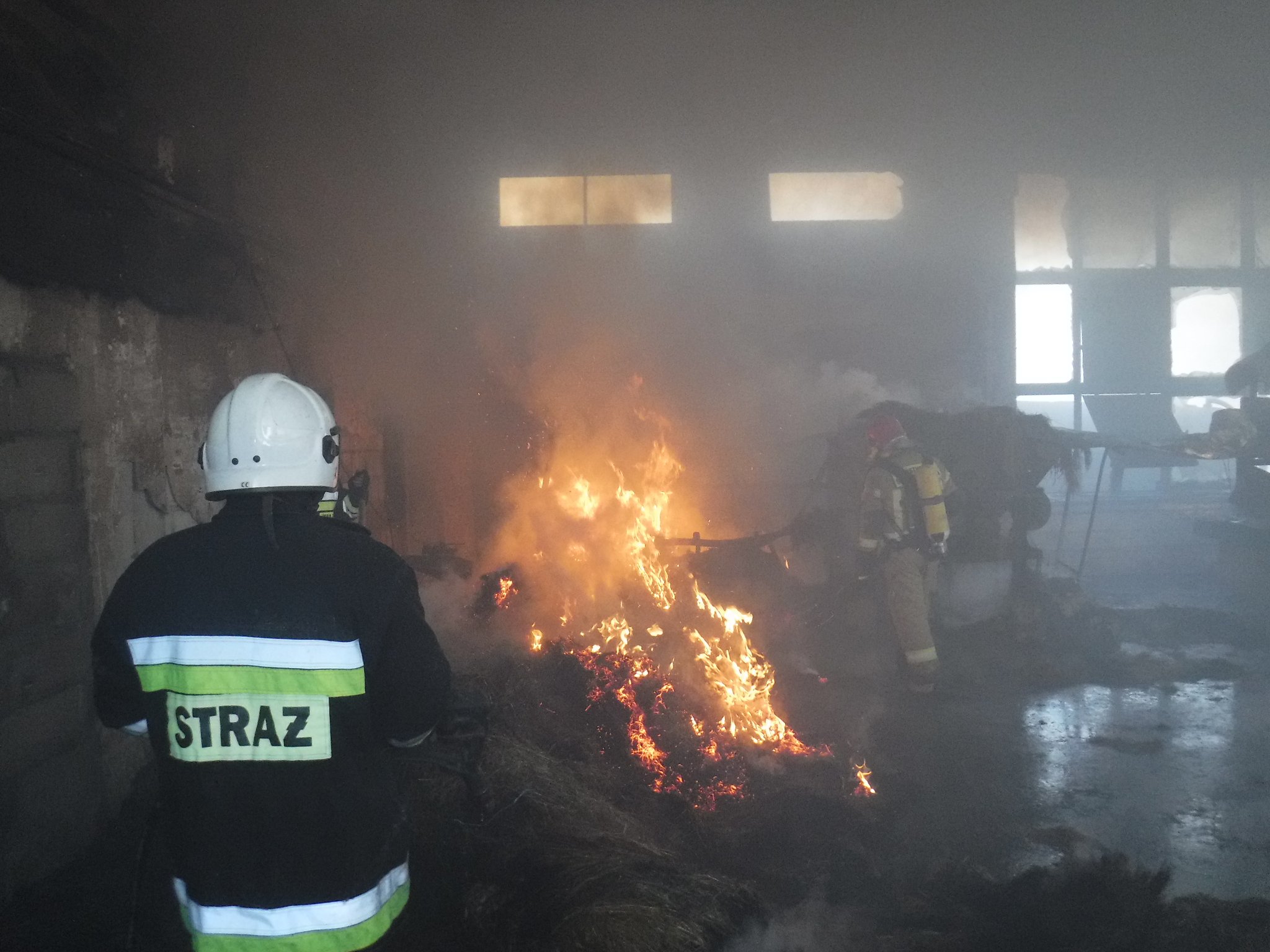 Strażacy walczyli z ogniem w hali, gdzie składowano i przerabiano włókno lniane (zdjęcia)