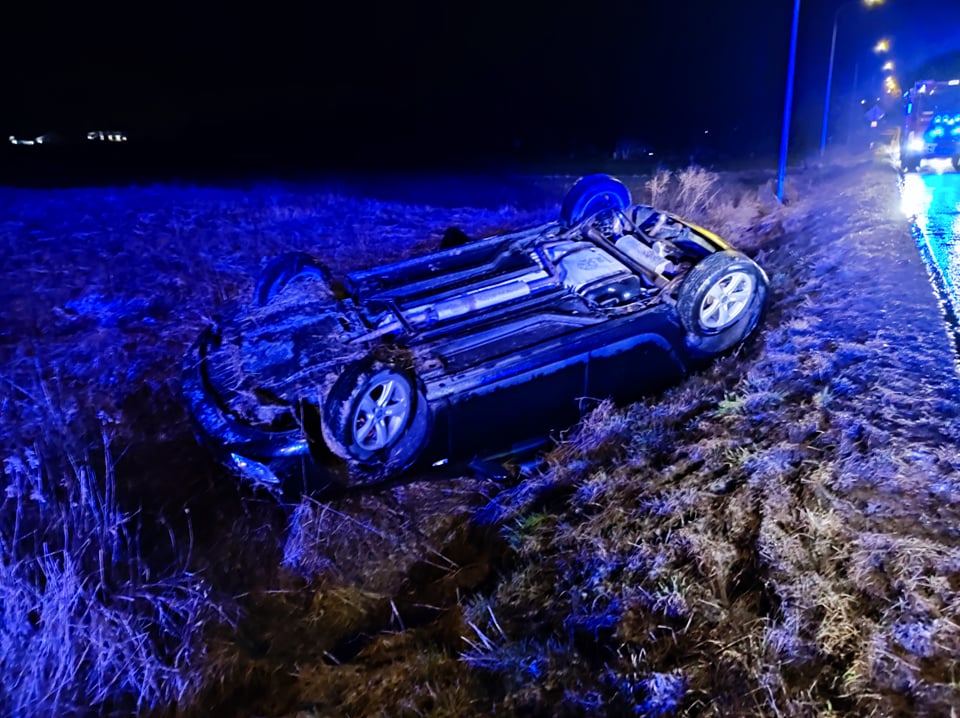 Zaczął wyprzedzać jadące przed nim auta, po chwili opel dachował. Nieprzytomny kierowca trafił do szpitala (zdjęcia)